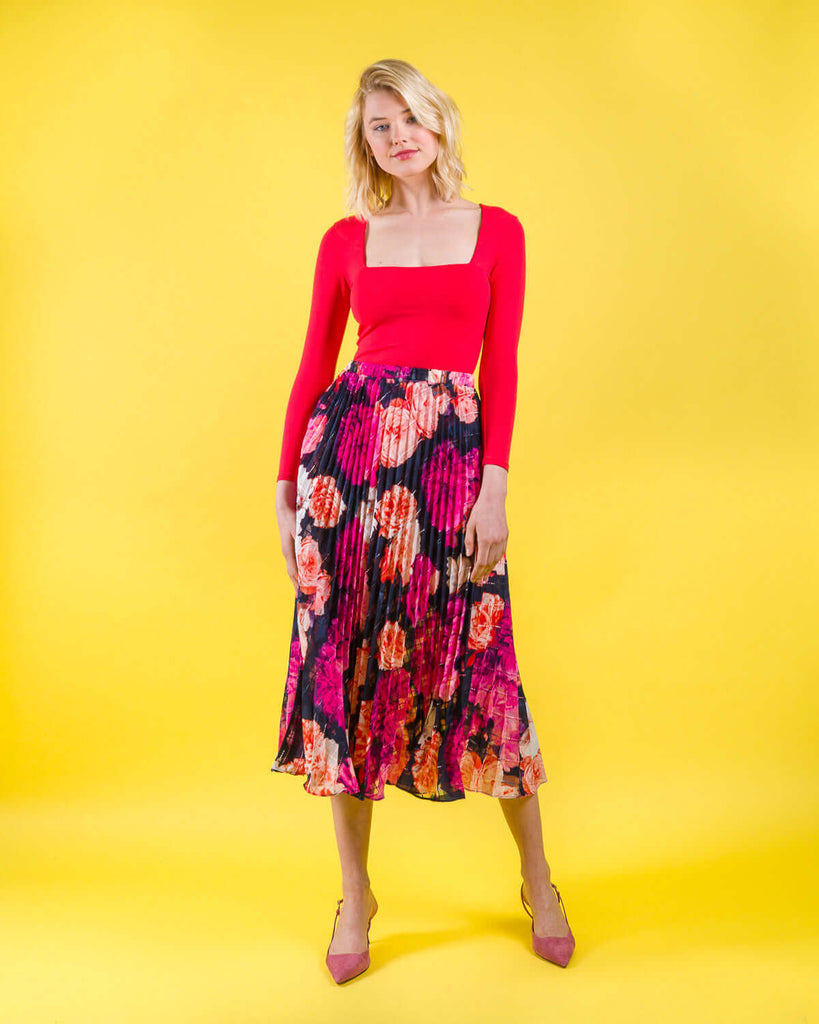 easy sewing project, upcycled fabric, unique sewing project, sewing blog, plus size sewing pattern, sewing project for beginners, knife pleat skirt, accordion pleat skirt, sunburst pleat skirt, threadymade, monroe skirt, rose print, oversized floral