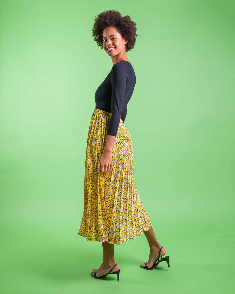 easy sewing project, upcycled fabric, unique sewing project, sewing blog, plus size sewing pattern, sewing project for beginners, knife pleat skirt, accordion pleat skirt, sunburst pleat skirt, threadymade, monroe skirt, sunshine print, dainty floral print