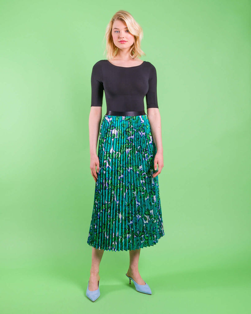 easy sewing project, upcycled fabric, unique sewing project, sewing blog, plus size sewing pattern, sewing project for beginners,  knife pleat skirt, accordion pleat skirt, sunburst pleat skirt, threadymade, monroe skirt, matissei print, abstract floral print
