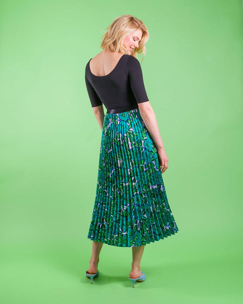 easy sewing project, upcycled fabric, unique sewing project, sewing blog, plus size sewing pattern, sewing project for beginners,  knife pleat skirt, accordion pleat skirt, sunburst pleat skirt, threadymade, monroe skirt, matissei print, abstract floral print