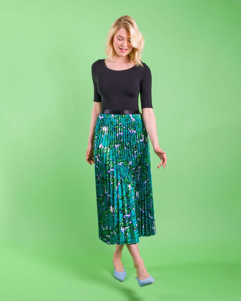 Threadymade-Matisse-Sunburst-Skirt-Longeasy sewing project, upcycled fabric, unique sewing project, sewing blog, plus size sewing pattern, sewing project for beginners,  knife pleat skirt, accordion pleat skirt, sunburst pleat skirt, threadymade, monroe skirt, matissei print, abstract floral print