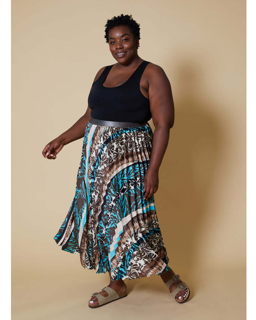easy sewing project, upcycled fabric, unique sewing project, sewing blog, plus size sewing pattern, sewing project for beginners, knife pleat skirt, accordion pleat skirt, sunburst pleat skirt, threadymade, monroe skirt, tiki print, tropical print