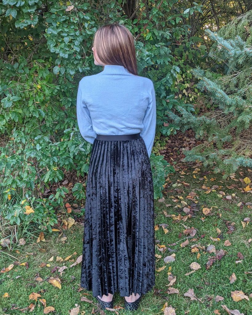 black crushed velvet, sunburst skirt, easy sewing project, upcycled fabric, unique sewing project, sewing blog, plus size sewing pattern, sewing project for beginners,  knife pleat skirt, accordion pleat skirt, sunburst pleat skirt, threadymade, monroe skirt, upcycled crushed velvet 